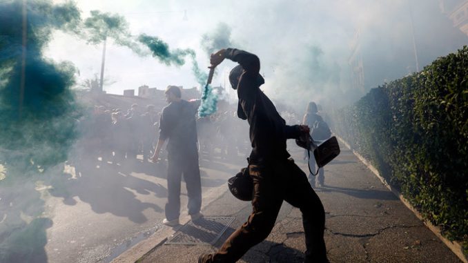 (Video) Clashes with police as protests against austerity sweep Italy