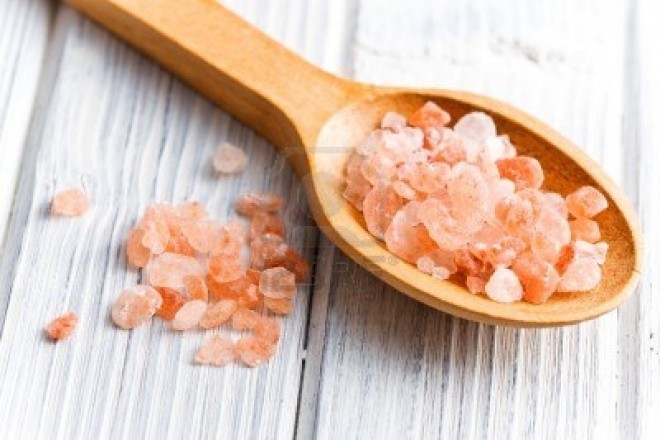 16635806-himalayan-pink-salt-in-wooden-spoon