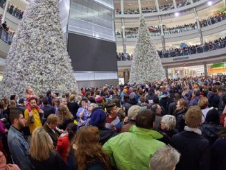 Anti-police brutality rally paralyzes Mall of America