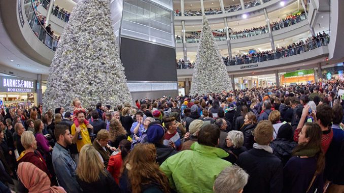 Anti-police brutality rally paralyzes Mall of America