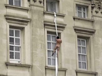 Video: Naked man Filmed ‘Escaping’ Buckingham Palace window