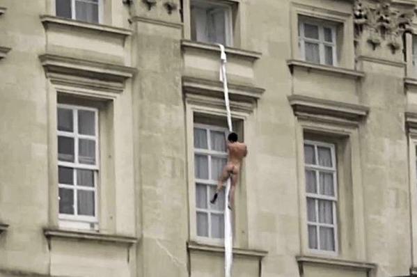Video: Naked man Filmed ‘Escaping’ Buckingham Palace window