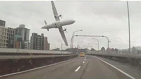 TransAsia plane crashes into Taiwan river (Video)