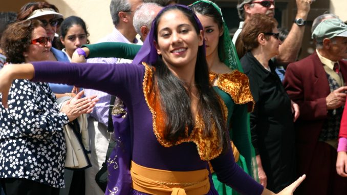 Dancing_girl_at_Balboa_Park