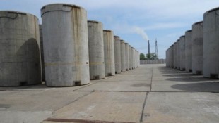 Spent fuel rod containers in the open air