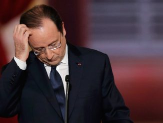 French President François Hollande has reluctantly agreed to allow dissidents to remain French citizens for the time being, amid protests from parliament and the public.