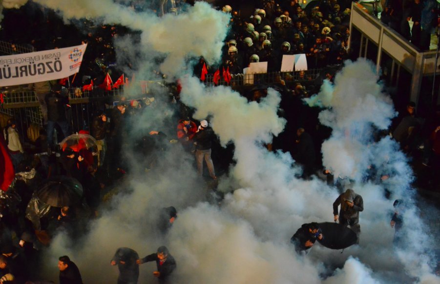 Turkish police fire tear gas at protestors outside Zaman newspaper building
