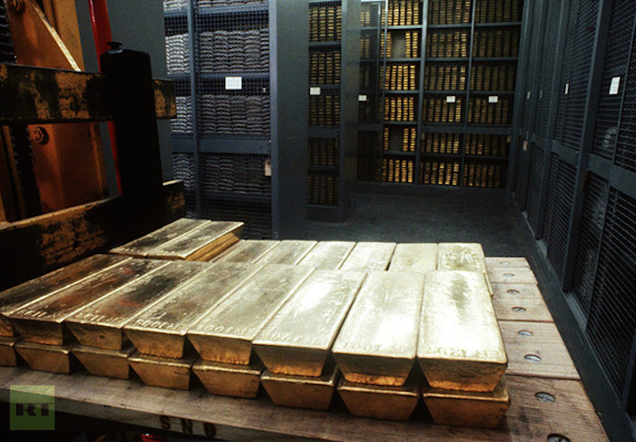 Central banks stockpile gold