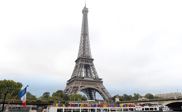 Eiffel Tower Evacuated - Soldiers & Armed Police Searching Tourists