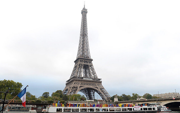 Eiffel Tower Evacuated - Soldiers & Armed Police Searching Tourists