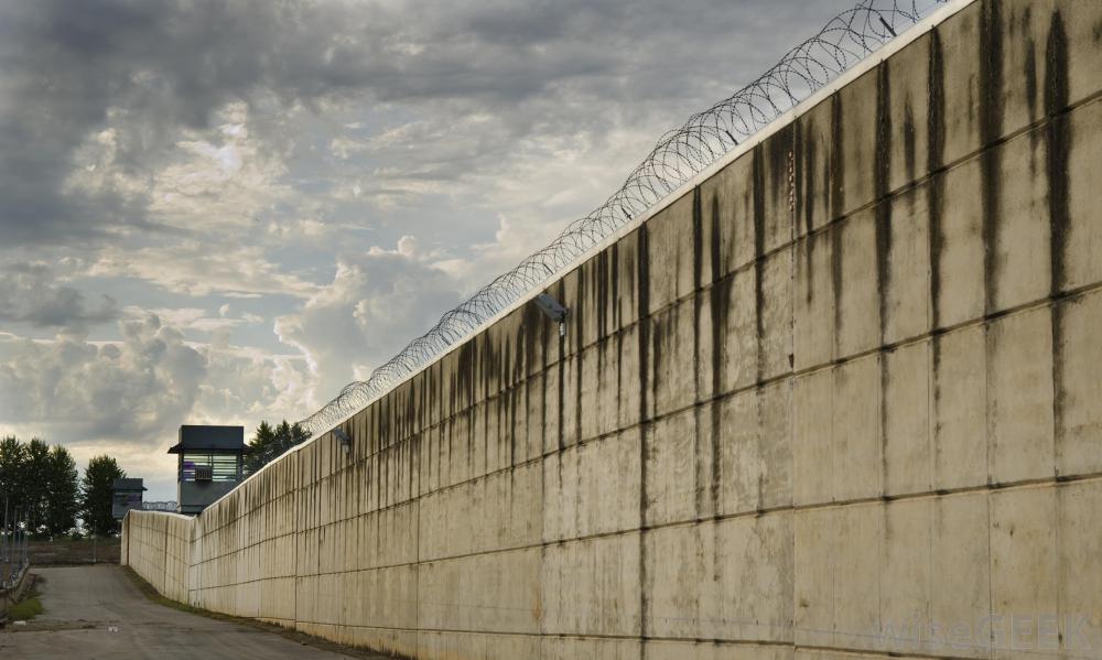 UK to build giant wall to keep out illegal immigrants