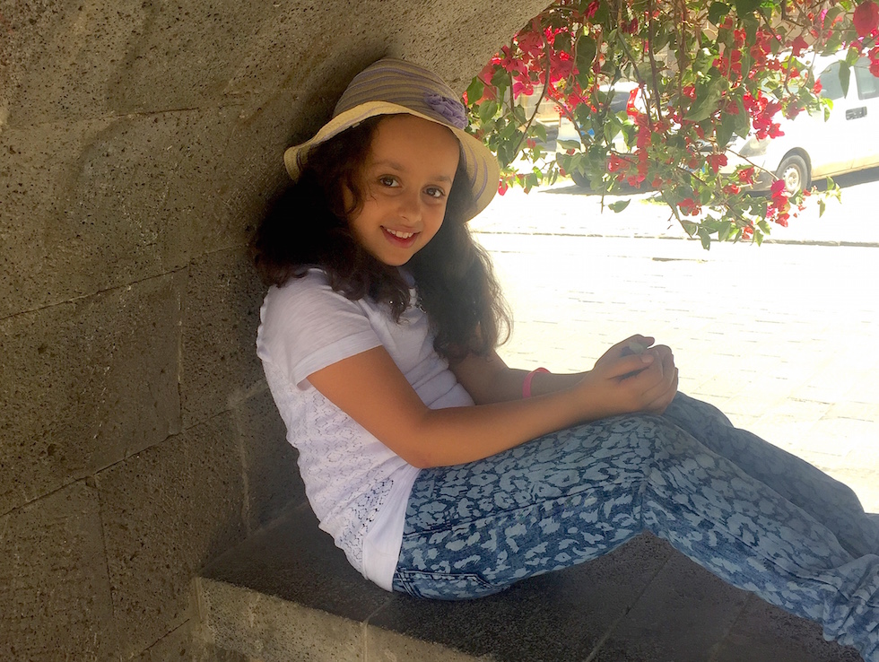 Young Yemeni girl please with U.S. to stop arming Saudi Arabia