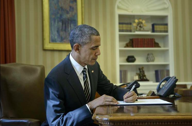 Obama signs executive order preparing for worldwide epidemic, days before election