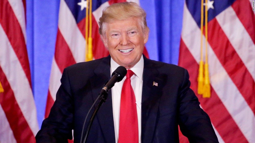 Donald Trump has announced plans to allow members of the alternative media to join the White House Press Corps in Washington.