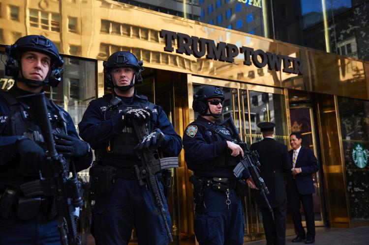 A laptop containing files about the Hillary Clinton email investigation has been stolen from a Secret Service agent, according to the NYPD.