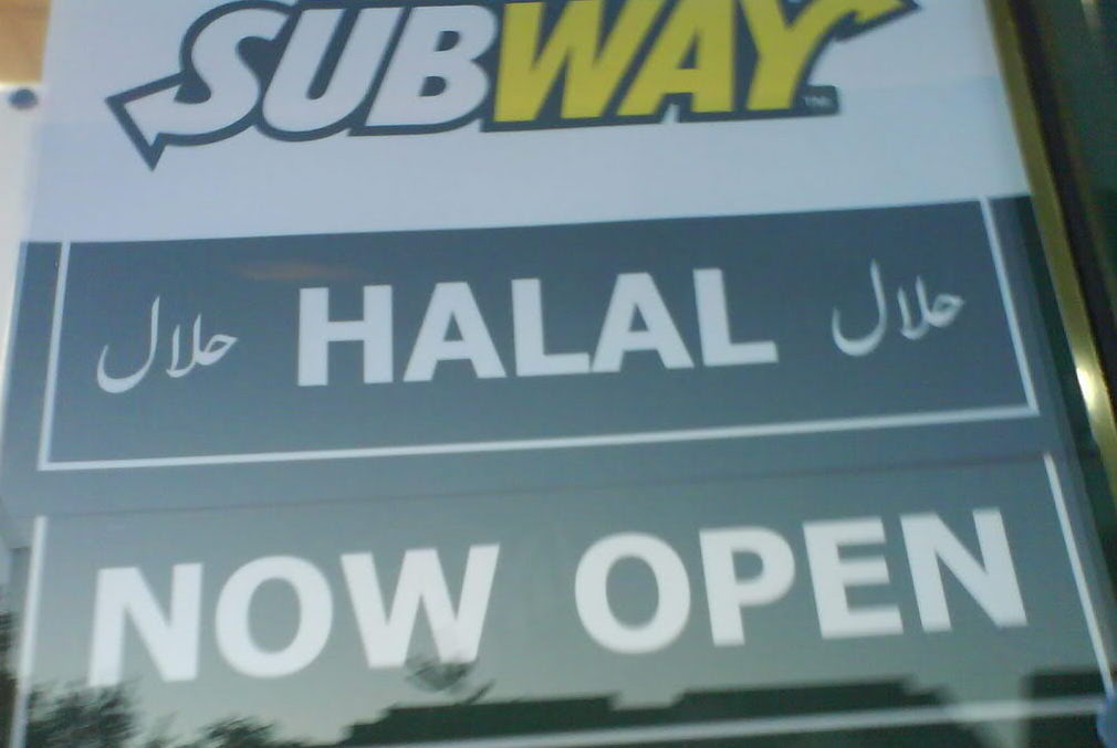 Fast food giant Subway has removed ham and bacon from menus in 185 stores and switched to halal meat in the UK after "strong demands" by Muslims.