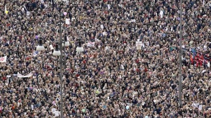 Millions of Italians are rising up against a government determined to take away their rights and pass a brutal mandatory vaccination law.