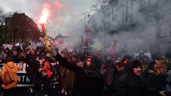 Thousands protest Rothschild elitist Emmanuel Macron in Paris