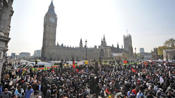 Hundreds of thousands of British protestors demand government quit EU talks and leave European Union immediately