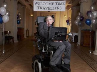 Stephen Hawking's family have invited time travelers born between 1918 and 2038 to attend his memorial service at Westminster Abbey, on June 15.