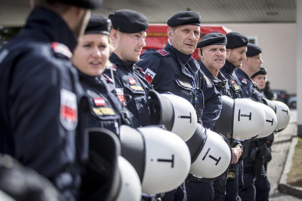 Austria and Hungary create border army to fight migrant crisis