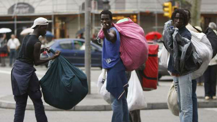 An American tourist has been attacked and seriously injured by a gang of African migrant street sellers in Barcelona, Spain, who took objection to his defense of a woman being harassed by the migrants. 