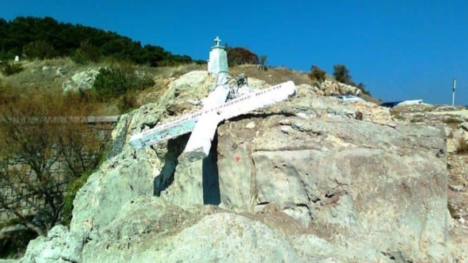 A liberal group has won its battle to demolish a cross on the Greek island of Lesobs, arguing that migrants were "offended" by the cross.