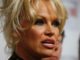 Baywatch star Pamela Anderson has published an open letter to the Australian prime minister, slamming him for not supporting Julian Assange.