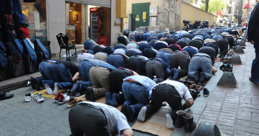 Police find prayer rugs at U.S. border