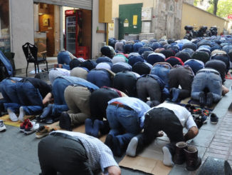 Police find prayer rugs at U.S. border