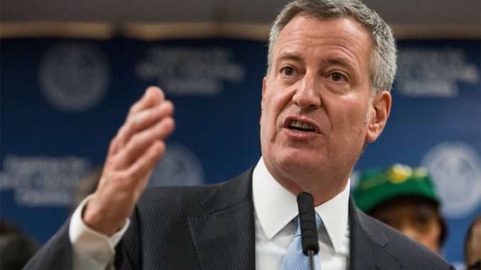 New York Mayor Bill de Blasio vows to help illegal immigrants all he can