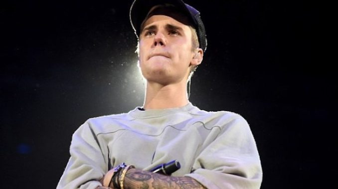 Justin Bieber tells fans that Jesus loves them