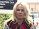 Pamela Anderson asks President Trump to pardon Julian Assange