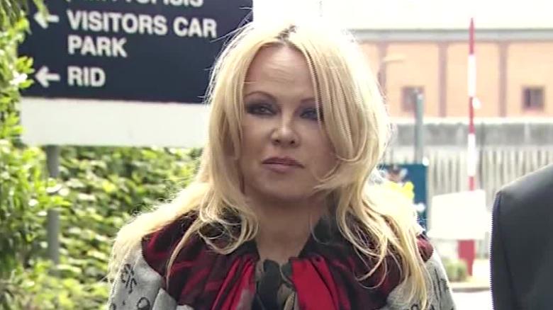 Pamela Anderson asks President Trump to pardon Julian Assange