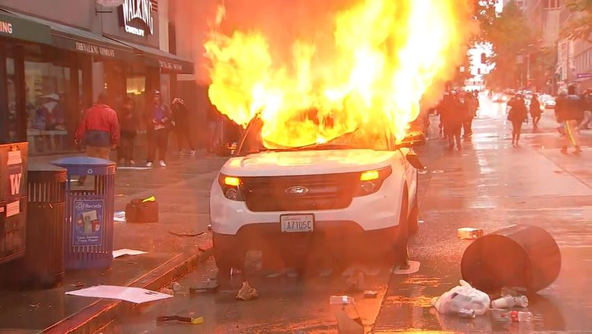 As liberal cities across the United States discuss plans to defund or disband their police departments, truck drivers are voicing concerns of safety. According to a new poll, 79 percent of truck drivers say they will outright refuse to deliver freight to cities with defunded or disbanded police departments.