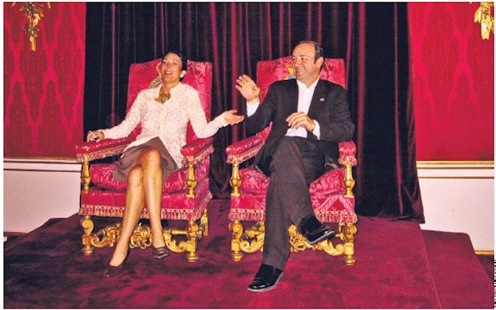 A photo of Ghislaine Maxwell and Kevin Spacey sitting on Queen Elizabeth's throne in Buckingham Palace has emerged, raising serious questions about pedophilia in elite circles and plunging the Royal Family into crisis.