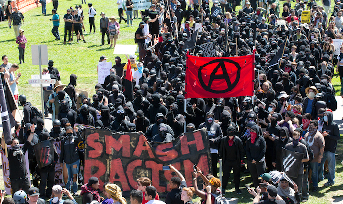 Conflict expert warns thousands will storm White House if Trump wins reelection