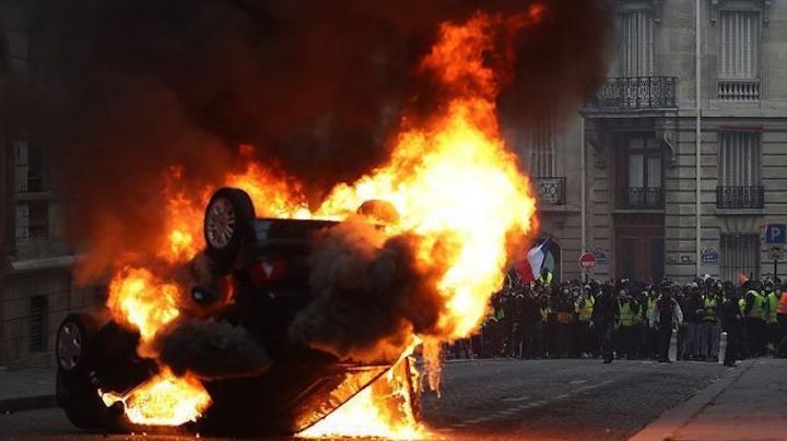 France on brink of total collapse, ex-police officers warn