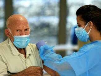 US health officials are to hold an emergency session to discuss the possible link between a dangerous heart condition and the coronavirus vaccine.