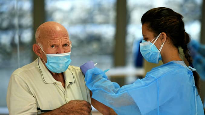 US health officials are to hold an emergency session to discuss the possible link between a dangerous heart condition and the coronavirus vaccine.