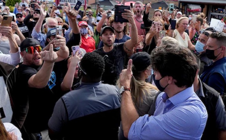 Thousands of Canadians rise up and chant 'lock him up' at Justin Trudeau
