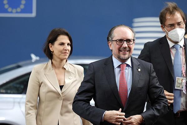 Austrian chancellor threatens lockdown