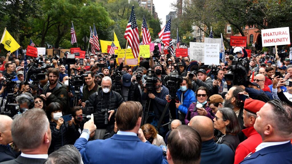 Firefighters and police protest against vaccine mandate