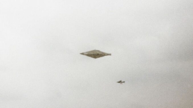 UK gov't release most spectacular UFO picture ever captured