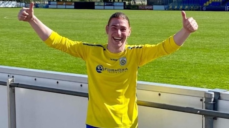 Biological male celebrates being able to use teenage girls locker room