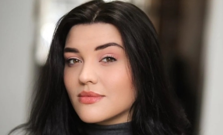 Fully jabbed British actress drops dead