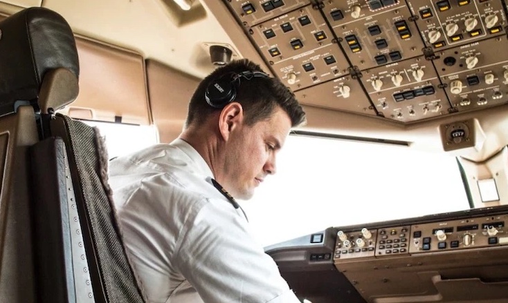 Fully jabbed pilot drops dead after taking off from Chicago airport