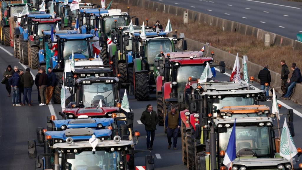 French farmers protest: seige of paris