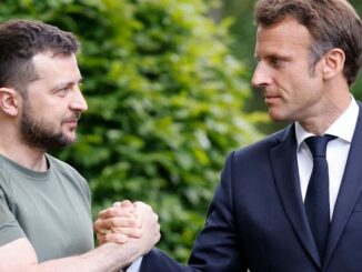 France declares war on Russia.