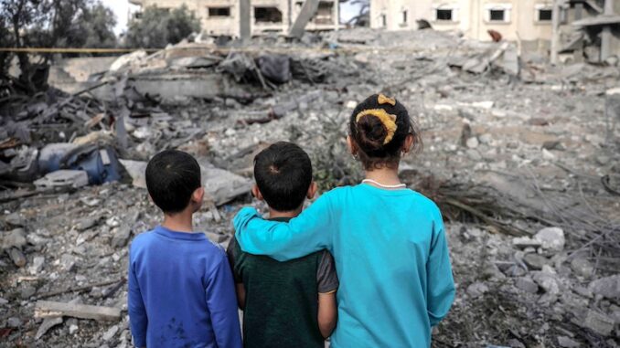 Court rules all Palestinians are allowed to apply for asylum in France.